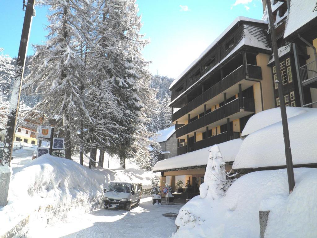 R.T.A. Hotel Des Alpes 2 Мадонна-ди-Кампильо Экстерьер фото