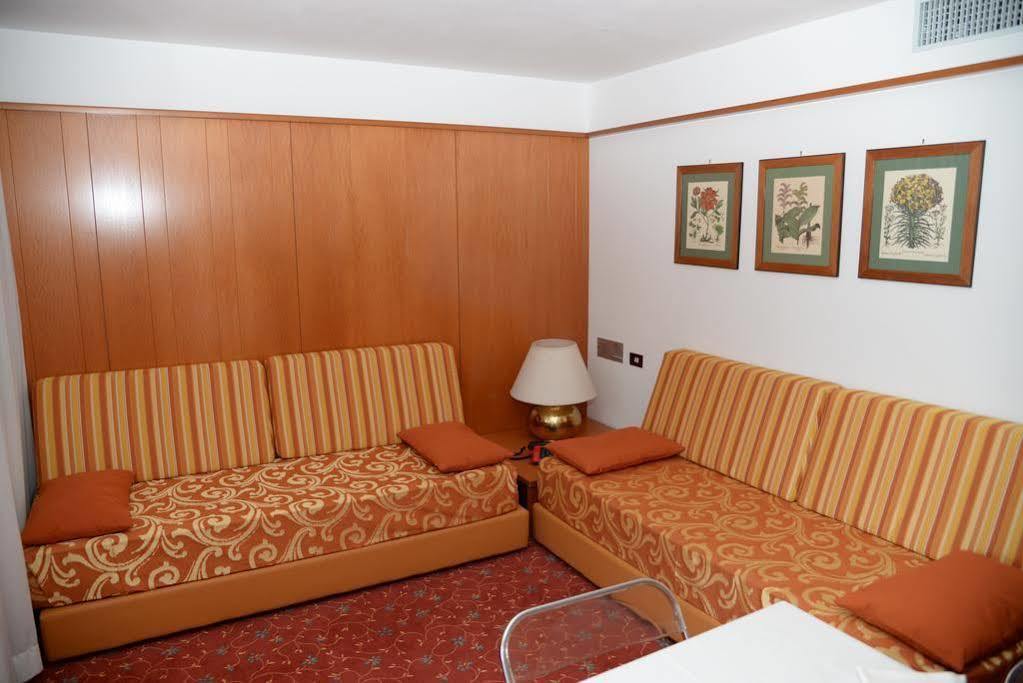 R.T.A. Hotel Des Alpes 2 Мадонна-ди-Кампильо Экстерьер фото
